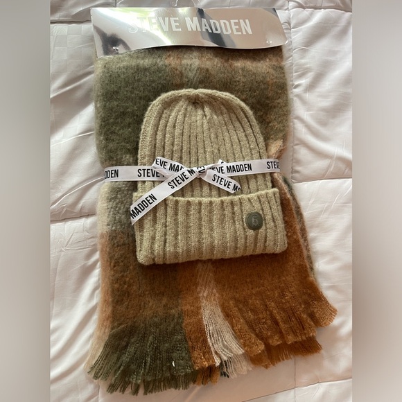 Steve Madden scarf and hat set - Picture 1 of 4